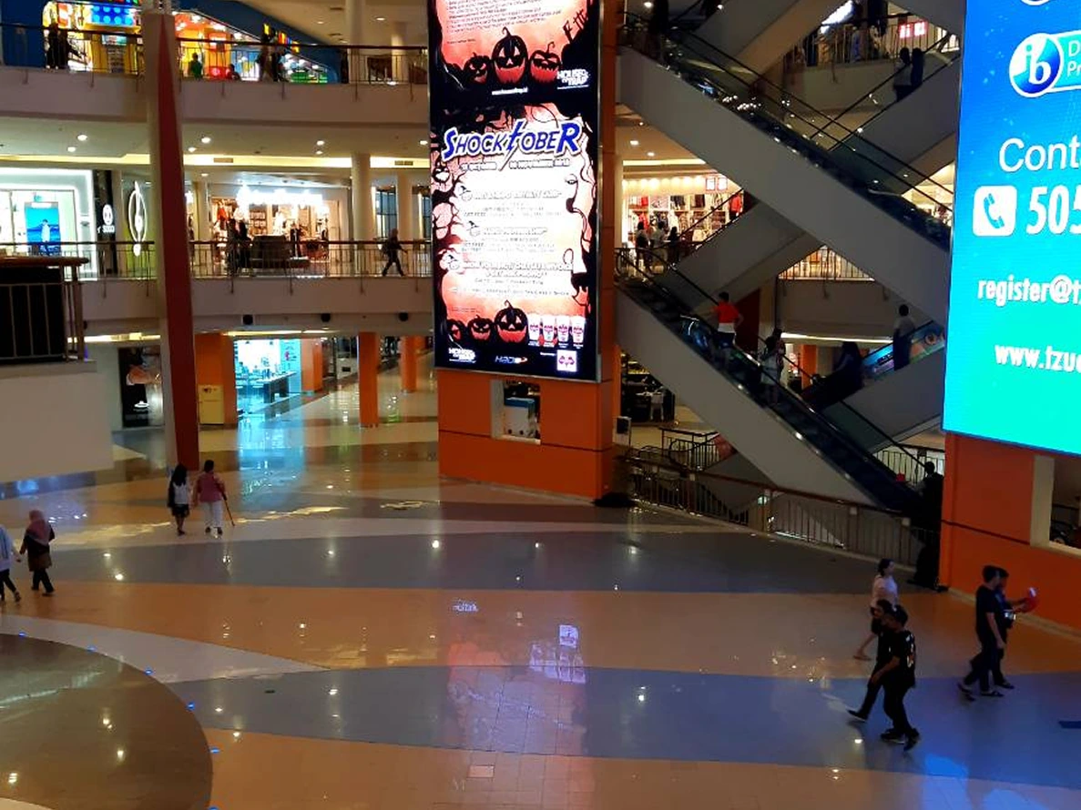 Inner_view_of_Mall_Kelapa_Gading_3 1