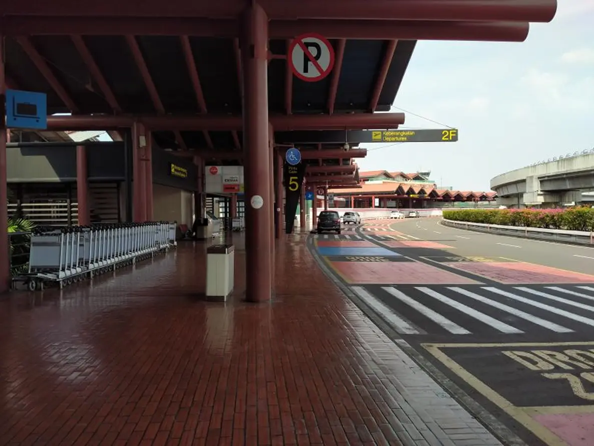 sempat-ada-penumpukan-penumpang-terminal-2-bandara-soetta-kembali-lengang-rg7NDDLuNe 1